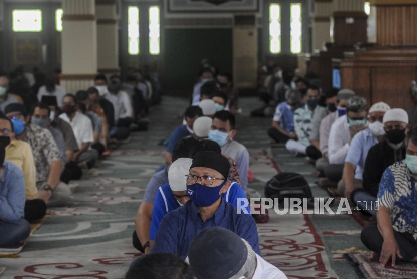 Sejumlah umat Muslim melaksanakan Shalat Jumat di Masjid Agung Al- Azhar, Jakarta, Jumat (12/6). Pelaksanaan Shalat Jumat berjamaah telah dilaksanakan kemballi di sejumlah masjid di Jakarta pada masa transisi pembatasan sosial berskala besar (PSBB) dengan tetap menerapkan protokol kesehatan