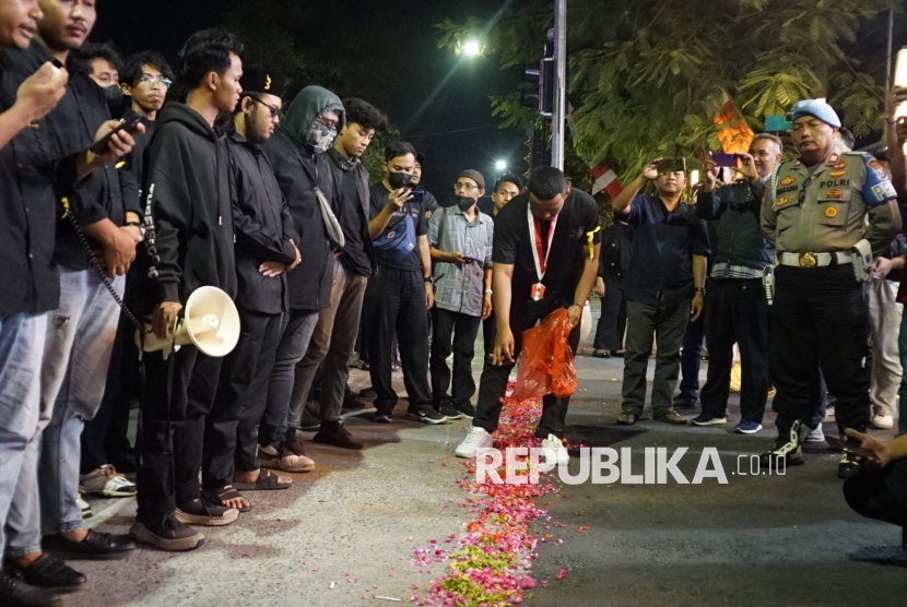 Ketika Demokrasi Membisu: Dinamika Ekonomi, Represi, dan Hilangnya Ruang Aspirasi