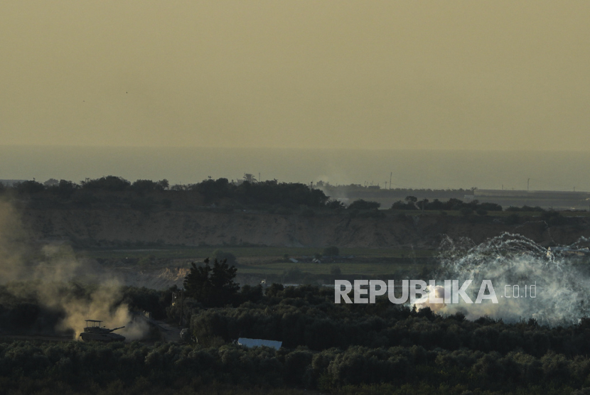Sebuah tank Israel beroperasi di Jalur Gaza, terlihat dari Israel selatan, Senin (30/10/2023). 
