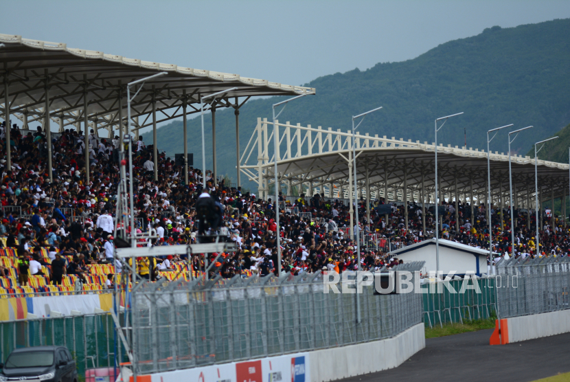 Penonton menyaksikan balapan MotoGP seri Pertamina Grand Prix of Indonesia 2022 di Pertamina Mandalika International Street Circuit, Lombok Tengah, NTB, Ahad (20/3/2022). Kerja keras berbagai elemen telah berhasil menyelenggarakan event MotoGP Mandalika 2022 dengan sukses dan lancar. Kendati demikian, keberadaan Sirkuit Mandalika harus tetap dirawat.