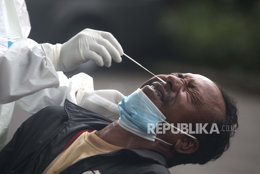 Petugas kesehatan mengambil sampel usap hidung dari warga untuk tes virus corona (ilutrasi)
