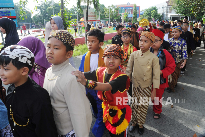 Siswa-Siswi SDI Al-Husna berjalan saat mengikuti pawai budaya di Bekasi, Jawa Barat, Sabtu (27/4/2024).
