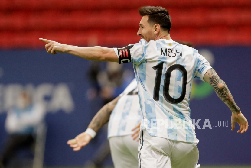  Pemain Argentina Lionel Messi merayakan gol yang dicetak oleh Lautaro Martinez dari Argentina selama pertandingan sepak bola semifinal Copa America antara Argentina dan Kolombia di stadion Mane Garrincha di Brasilia, Brasil, 06 Juli 2021.