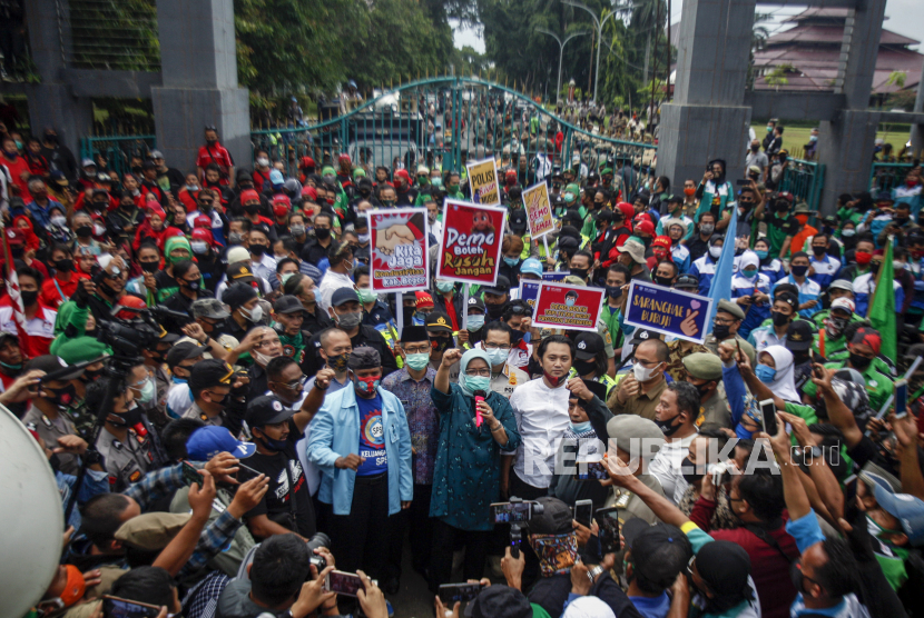 Bupati Bogor Ade Yasin (tengah) menemui buruh yang menggelar unjuk rasa menolak Undang-Undang Cipta Kerja. Ade Yasin menyebut Dewan Pengupahan Kabupaten Bogor sepakat UMK 2022 tidak ada kenaikan.