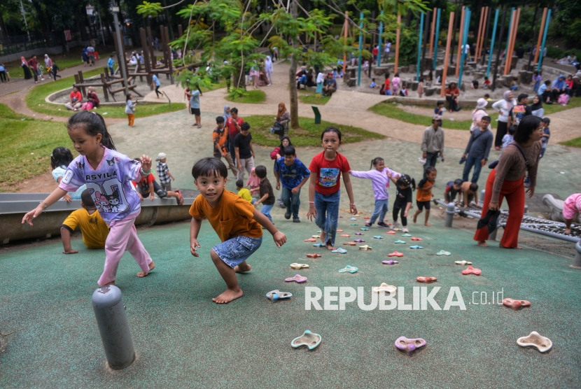 Sejumlah anak-anak bermain. Keseimbangan mikrobiota usus menjadi faktor penting dalam menjaga daya tahan tubuh anak. Ketika imunitas terjaga, anak memiliki kesiapan fisik yang lebih baik untuk menerima berbagai stimulasi pembelajaran.