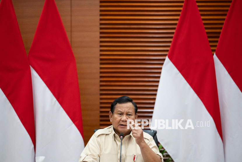 Presiden Prabowo Subianto menyampaikan keterangan pers terkait kenaikan tarif Pajak Pertambahan Nilai (PPN) di Kantor Kementerian Keuangan, Jakarta, Selasa (31/12/2024). Pemerintah resmi menaikkan tarif PPN dari 11 persen menjadi 12 persen untuk barang dan jasa mewah yang diberlakukan mulai 1 Januari 2025. 