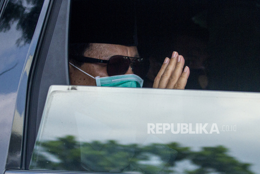 Menteri Pertahanan Prabowo Subianto memberi salam saat pemakaman mantan Panglima TNI Jenderal (Purn) Djoko Santoso di TMP Kalibata.