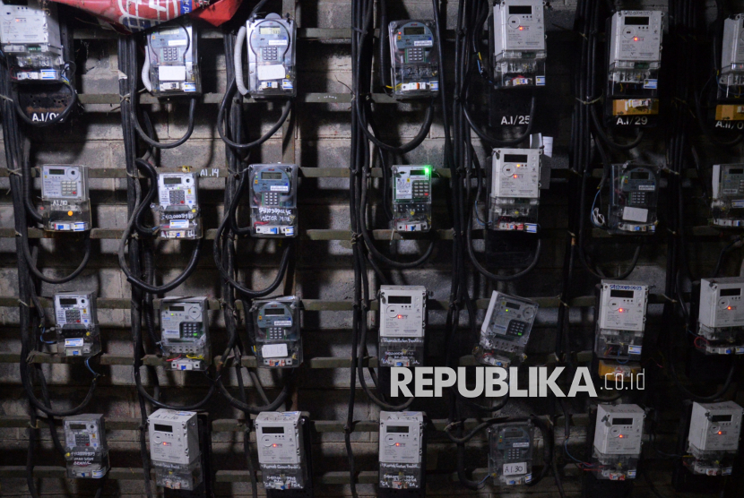 Warga memeriksa meteran listrik di Rusun Benhil, Jakarta, Selasa (3/6/2025). Pemerintah resmi membatalkan rencana pemberian diskon tarif listrik sebesar 50% untuk periode Juni-Juli 2025. Sebelumnya, diskon tarif listrik 50% sempat masuk dalam usulan paket stimulus ekonomi. Berdasarkan keterangan Kementerian Koordinator Bidang Perekonomian, kebijakan tersebut ditujukan untuk sekitar 79,3 juta pelanggan rumah tangga, terutama yang menggunakan daya 1.300 VA ke bawah.