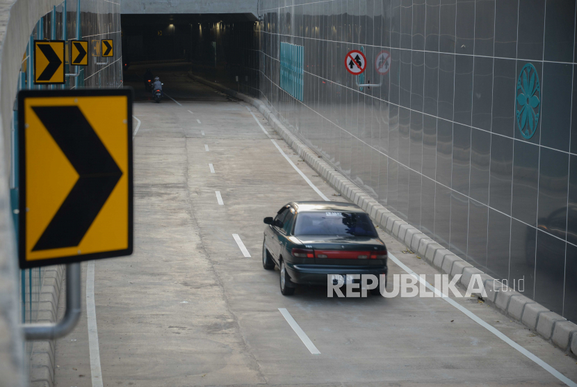 Pengendara melintasi jalur Underpass Senen Extension, Jakarta. . Republika/Thoudy Badai