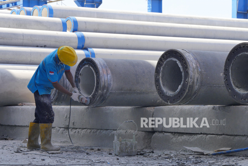 Pekerja PT Waskita Beton Precast Tbk (WSBP) menghaluskan spun pile yang telah selesai dicetak di WSBP Plant Karawang, Karawang, Rabu (17/6). 