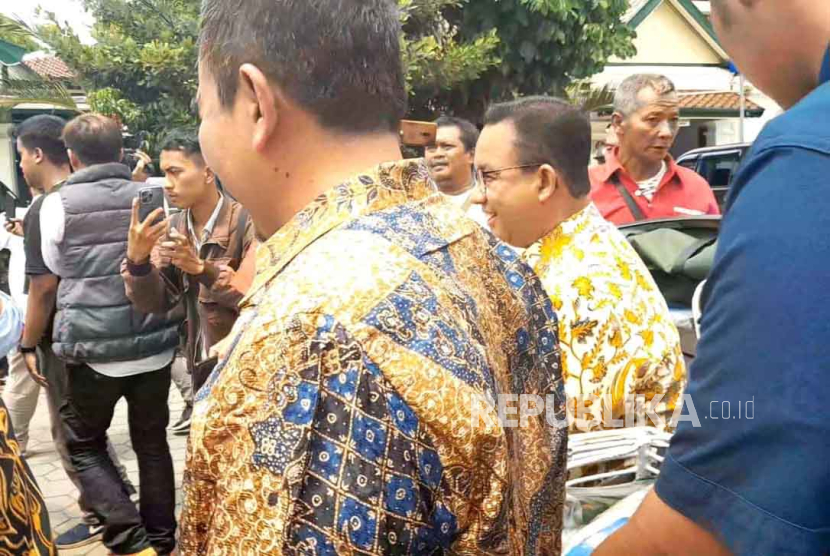 Calon presiden (capres) Anies Baswedan naik becak kayuh setelah bertemu Gubernur DIY Sri Sultan Hamengku Buwono X di Kompleks Kantor Gubernur DIY, Kota Yogyakarta, Rabu (24/1/2024).