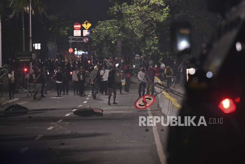 Massa aksi penolak UU Cipta Kerja terlibat bentrok dengan polisi di kawasan Tugu Tani, Jakarta, Selasa (13/10/2020). Muhammadiyah menyesalkan pemukulan terhadap relawan kesehatannya dalam demonstrasi 13 Oktober 2020 di Jakarta. Padahal, mereka sedang bertugas memantau sekitar Kantor PP Muhammadiyah, Jalan Menteng Raya 62, Jakarta Pusat.