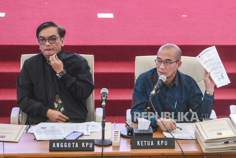 Ketua KPU Hasyim Asyari bersama dengan Komisioner KPU Yulianto Sudrajat memimpin rapat pleno A rekapitulasi Provinsi Kalimantan Selatan di Gedung KPU, Jakarta, Selasa (12/3/2024). 