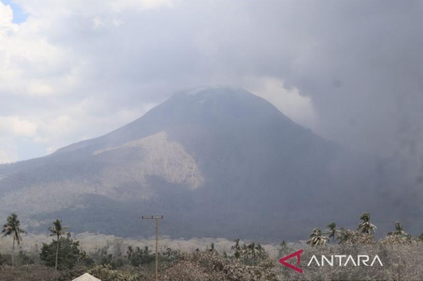 Badan Geologi catat 55 kali gempa letusan Gunung Lewotobi Laki-laki.