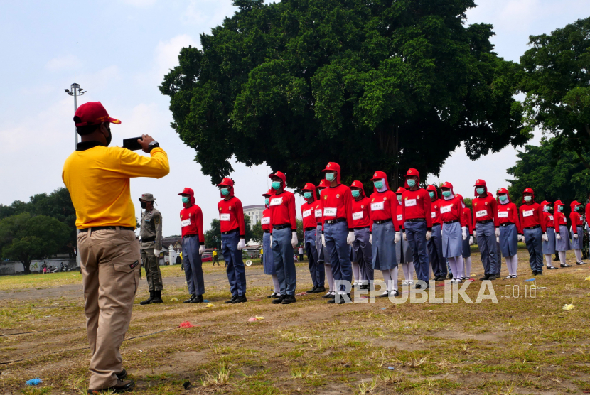 Pasukan pengibar bendera pusaka (Paskibraka) melakukan latihan pengibaran bendera di Alun-alun Selatan Yogyakarta.
