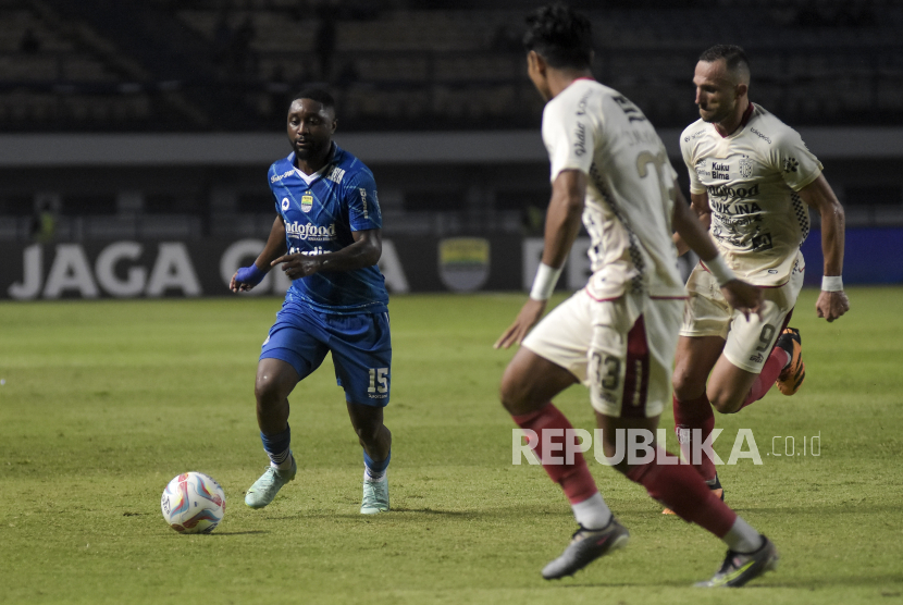 Gelandang Persib Bandung Levy Madinda (kiri) berusaha melewati adangan pemain Bali United FC pada pertandingan lanjutan Liga 1 di Stadion GBLA, Kota Bandung, Jawa Barat, Kamis (3/8/2023).