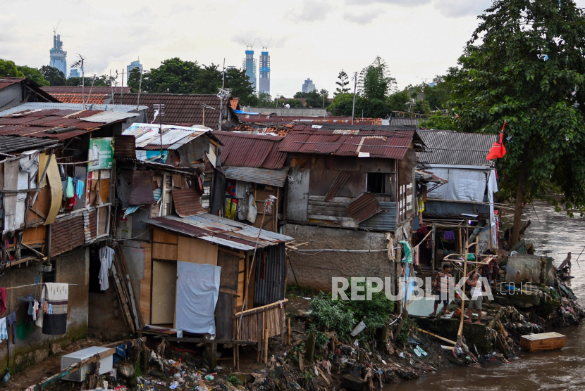  Warga beraktivitas di permukiman bantaran sungai Ciliwung, Manggarai, Jakarta, medio April 2020. Badan Pusat Statistik (BPS) menyatakan  pengendalian inflasi, pertumbuhan Produk Domestik Bruto (PDB), dan pembagian bantuan sosial yang tepat sasaran dan waktu mempengaruhi tingkat kemiskinan di Indonesia saat ini.