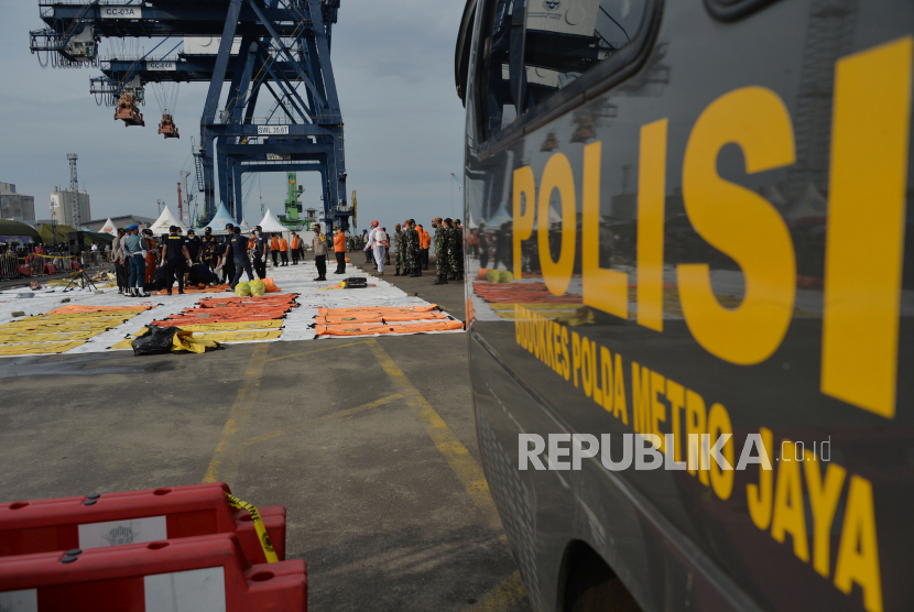 Tim Disaster Victim Identification (DVI) Polri melakukan identifikasi jenazah korban pesawat Sriwijaya Air SJ 182 di Dermaga JICT 2, Jakarta, Senin (11/1). 