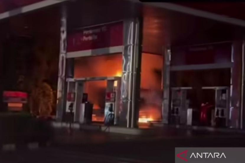 Pertamina tutup sementara SPBU yang terbakar di Jakarta Barat.