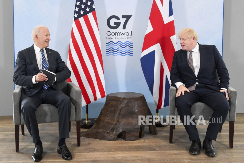 Presiden AS Joe Biden, kiri, berbicara dengan Perdana Menteri Inggris Boris Johnson, selama pertemuan mereka menjelang KTT G7 di Cornwall, Inggris, Kamis 10 Juni 2021.