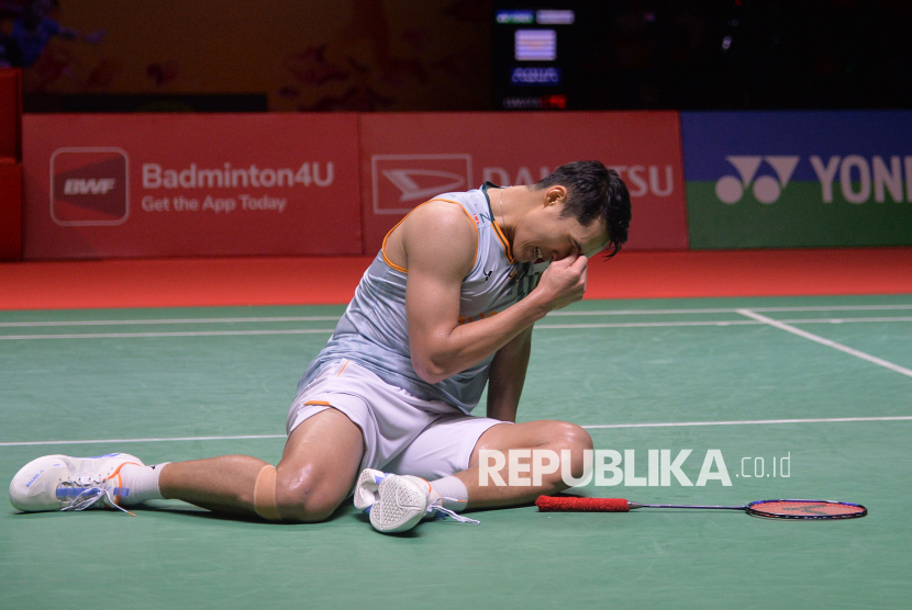 Pebulu tangkis tunggal putra Indonesia Jonatan Christie tertunduk seusai kalah dari tunggal putra Thailand Kunlavut Vitidsarn pada final Daihatsu Indonesia Masters 2025 di Istora Senayan, Jakarta, Ahad (26/1/2025). Jonatan Christie keluar sebagai runner-up setelah kalah rubber gim 21-18, 17-21, dan 18-21. 