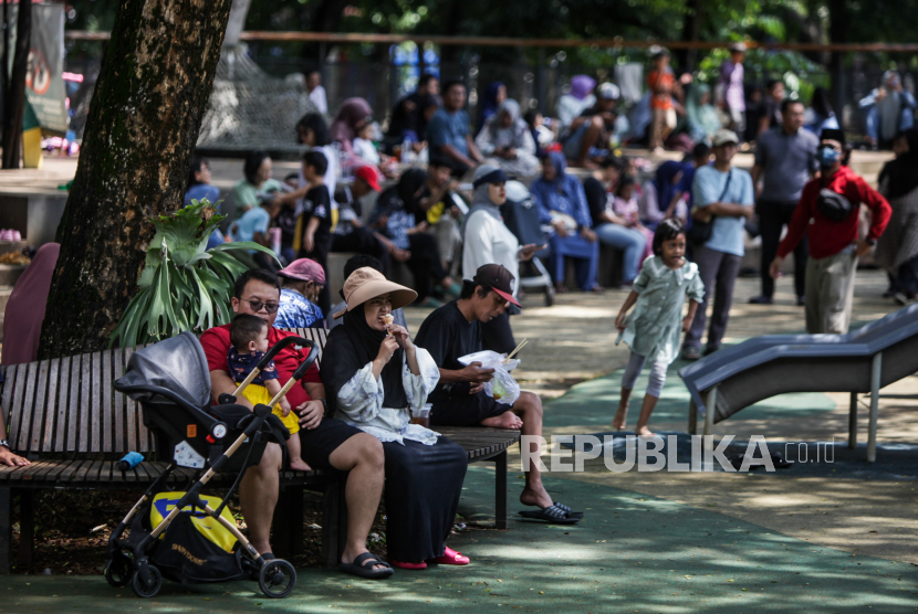 A number of residents rest while sightseeing at Tebet Eco Park, Tebet, Jakarta, Monday (15/4/2024). The city park is an alternative tourist destination for residents to spend the holiday of Lebaran 1445 Hijri. Easy access to the city park and free access without charge to the city park is a great choice for residents who want to vacation among other tourist attractions.