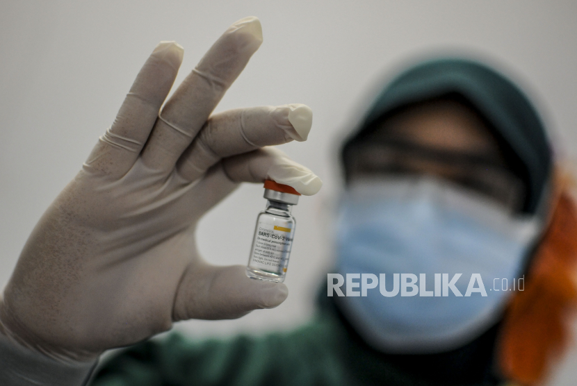 Seorang dokter memperlihatkan botol vaksin Covid-19 di Jakarta, Jumat (15/1). Pemerintah Provinsi DKI Jakarta mendapatkan jatah 120.040 dosis vaksin Covid-19 pada tahap awal yang akan diberikan kepada sekitar 60.000 tenaga kesehatan.  