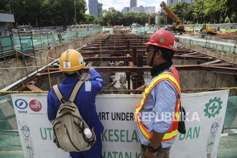 Pekerja beraktivitas di area pembangunan MRT Jakarta 