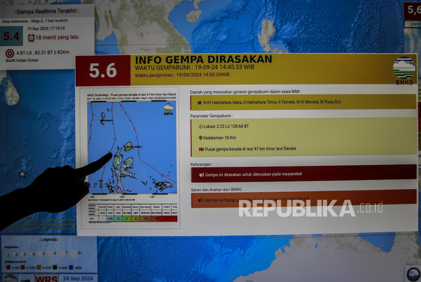 Petugas BMKG memperlihatkan pusat titik lokasi gempa bumi berkekuatan magnitudo 5,6 yang mengguncang wilayah Kabupaten Pulau Morotai melalui layar monitor di Kantor BMKG Stasiun Geofisika Kelas III Ternate, Maluku Utara, Kamis (19/9/2024). Gempa yang terjadi pukul 16:45 WIT tersebut akibat adanya aktivitas subduksi lempeng laut Pasifik yang berjarak pada 50 kilometer timur laut Daruba Maluku Utara pada kedalaman 32 kilometer dan tidak berpotensi tsunami sehingga masyarakat di daerah itu diminta tetap tenang dan waspada. 