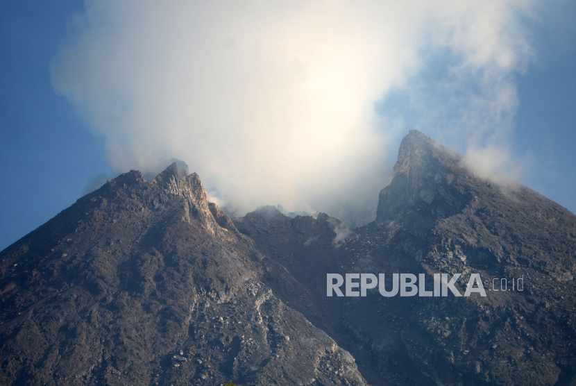 Gunung Merapi Pascaerupsi. Asap solfatara masih terlihat di puncak Gunung Merapi, Yogyakarta.