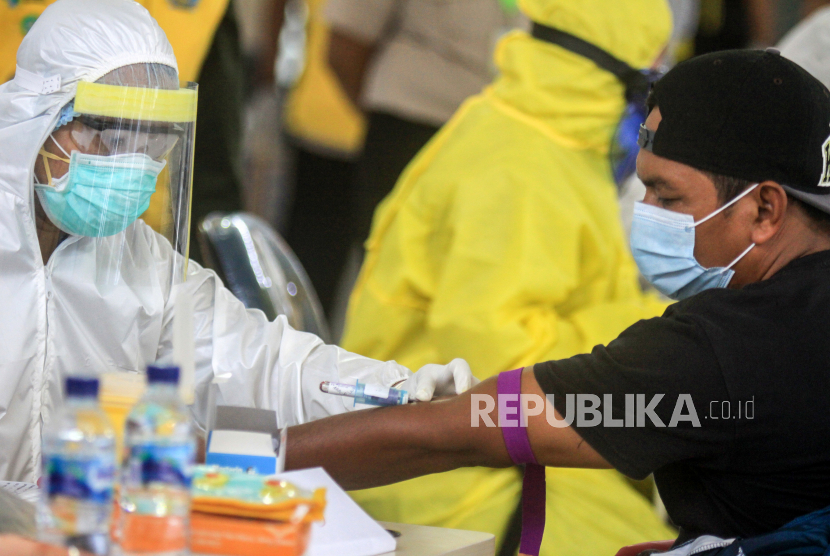 Sejumlah Pekerja Migran Indonesia (PMI) asal Malaysia menjalani Rapid Test saat tiba di kedatangan Internasional Terminal 2 Bandara Juanda, Sidoarjo, Jawa Timur, Selasa (7/4/2020). Sebanyak 156 Pekerja Migran Indonesia (PMI) dari Malaysia yang pulang ke Jawa Timur menjalani rapid test untuk pencegahan penyebaran corona virus atau COVID-19