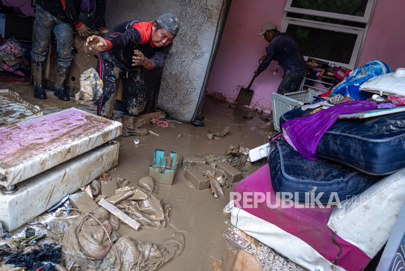 Sejumlah personel TNI-Polri, BPBD Kota Semarang serta relawan membersihkan sisa-sisa banjir pascabanjir bandang yang menerjang Perumahan Dinar Indah, Kelurahan, Meteseh, Kecamatan Tembalang, Semarang, Jawa Tengah, Sabtu (7/1/2023). Warga setempat membutuhkan perlengkapan tidur laik pakai seperti bantal, selimut, kasur, serta air bersih seusai banjir bandang yang menerjang permukiman mereka mencapai 2,5 meter pada Jumat (6/1) sore akibat luapan Sungai Babon-Pengkol yang tak mampu menampung debit air hujan berintensitas tinggi serta adanya tanggul jebol. 