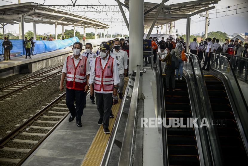 Menteri Perhubungan Budi Karya Sumadi (kanan) saat meninjau Stasiun Manggarai di Jakarta, Ahad (26/9). Jalur layang Stasiun Manggarai telah beroperasi yang terdiri dari empat peron bagi penumpang kereta relasi tujuan Jakarta-Bogor. Republika/Putra M. Akbar