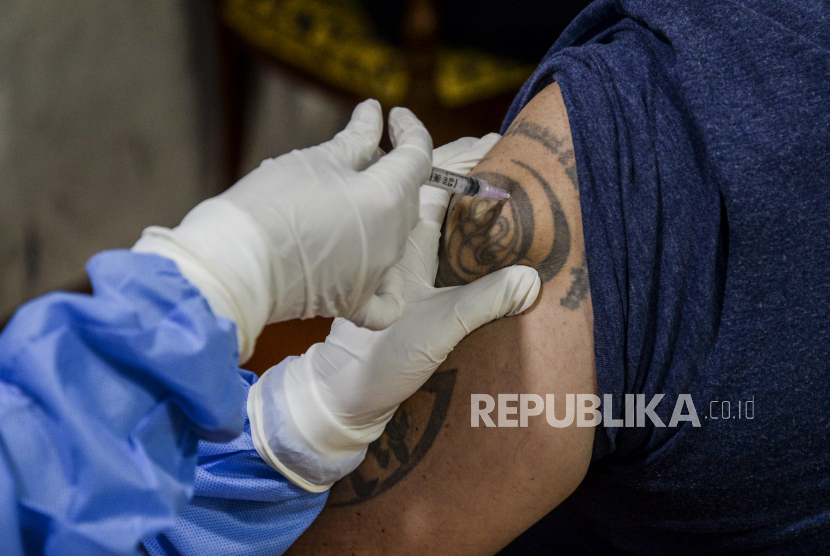 Tenaga Kesehatan menyuntikan vaksin Covid-19 kepada Warga Negara Asing (WNA) di Balai Kota DKI Jakarta, Selasa (24/8). Pemerintah berencana menerapkan skema vaksinasi mandiri atau berbayar bagi kelompok mampu pada tahun depan.