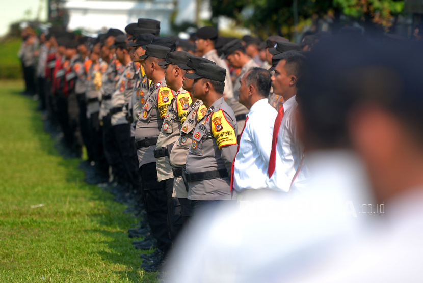Pasukan gabungan mengikuti Apel Gelar Pasukan Operasi Mantap Brata Progo 2023-2024 di halaman Balikota Yogyakarta, Selasa (17/10/2023). Apel gelar pasukan gabungan ini dalam rangka pengamanan Pemilu serentak 2024 mendatang. Selain itu, berbagai peralatan pendukung pengamanan juga turut dipamerkan, mulai pakaian Dalmas, senapan pelontar gas air mata, serta senapan serbu. Usai pelaksanaan apel dilanjutkan dengan pemusnahan barang bukti hasil operasi cipta kondisi jelang Pemilu 2024 Polresta Yogyakarta. Barang bukti yang dimusnahkan diantaranya knalpot brong, minuman keras, dan obat-obatan terlarang.