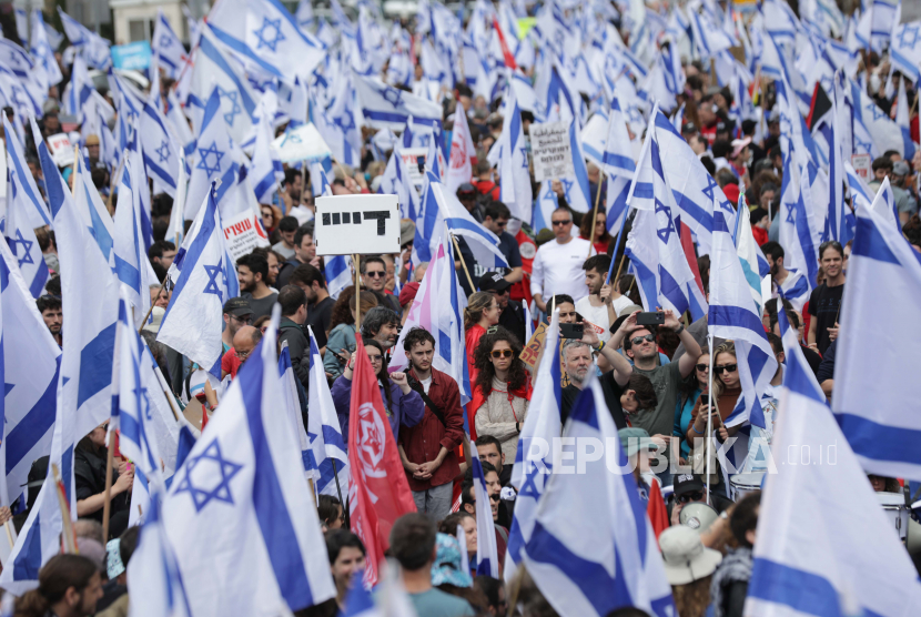  Para pengunjuk rasa berkumpul di luar Knesset menjelang protes massal di Yerusalem, Israel,  Senin (27/3/2023). Protes massal telah diadakan di Israel selama 12 minggu menentang rencana pemerintah untuk mereformasi sistem peradilan dan membatasi kekuasaan Mahkamah Agung Israel.