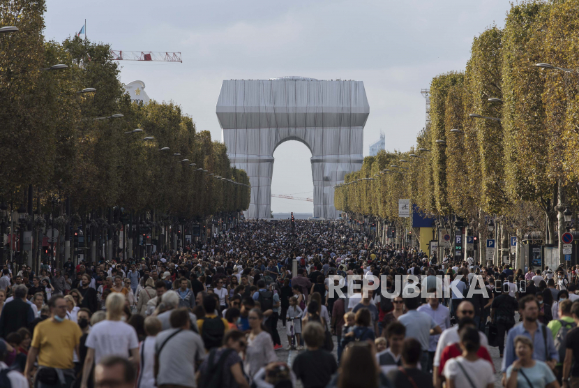  Orang-orang berjalan di sepanjang Champs Elysees Avenue, Paris (ilustrasi). Prancis pada Jumat (7/10/2022) mendesak semua warga negaranya untuk meninggalkan Iran sesegera mungkin. 