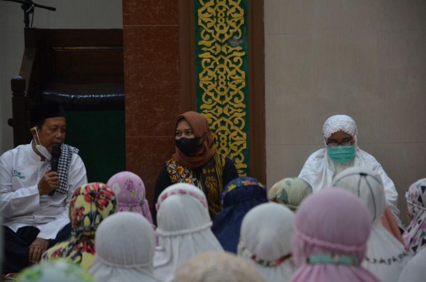 Sembari Safari Ramadan, Ning Ita Sosialisasikan Pembangunan di Kota Mojokerto