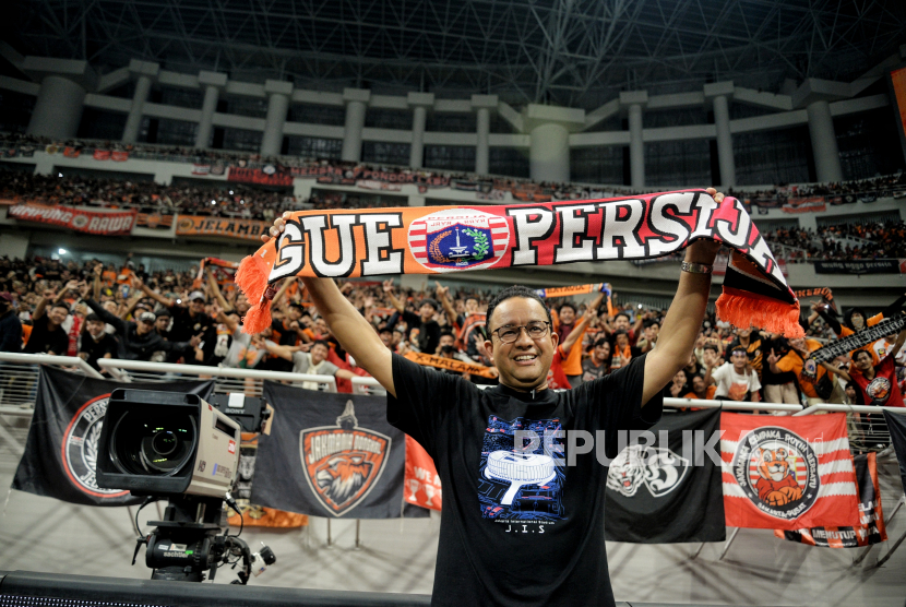 Gubernur DKI Jakarta Anies Baswedan berfoto bersama dengan suporter saat Grand Launching Jakarta International Stadium (JIS) di JIS, Jakarta, Ahad (24/7/2022). Grand launching tersebut menyajikan spesial show dari sejumlah musisi tanah air seperti Virzha featuring Dewa, Setia Band, dan Kotak serta pertandingan persahabatan internasional antara Persija melawan klub liga 1 Thailand Chonburi FC. Republika/Thoudy Badai