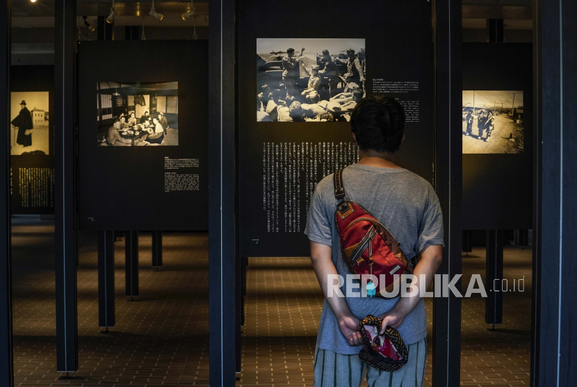 Seorang pengunjung melihat foto-foto Perang Dunia II, di Kyoto Butsuryu Museum, Kyoto, Jepang, Agustus 2020.