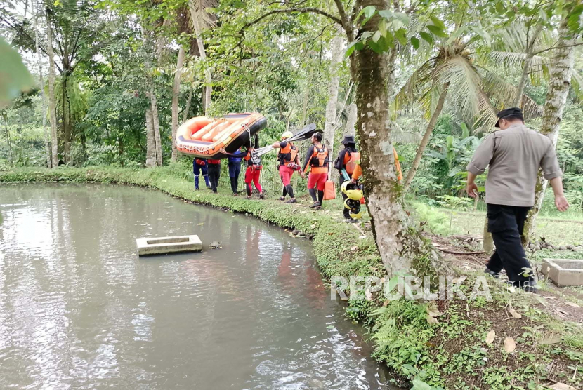 Tim SAR gabungan melakukan pencarian seorang warga yang dilaporkan terbawa arus dan tenggelam di Bendungan Leuwihuut Sungai Cisaruni, Kecamatan Sukarame, Kabupaten Tasikmalaya, Kamis (23/3/2023).