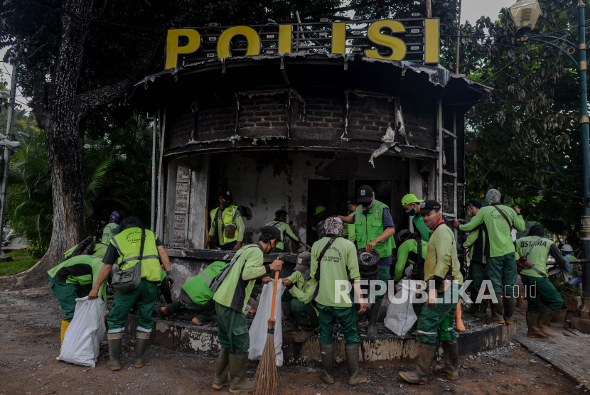 18 Pospam dan Pospol Dirusak dan Dibakar di Jakarta. Petugas membersihkan pos polisi yang rusak pasca aksi tolak pengesahan Omnibus Law Undang-Undang Cipta Kerja pada Kamis (8/10) malam yang berujung ricuh di Jakarta, Jumat (9/10). Sejumlah fasilitas umum mengalami kerusakan seperti Halte Transjakarta, pos polisi dan aksi vandalisme. Republika/Thoudy Badai