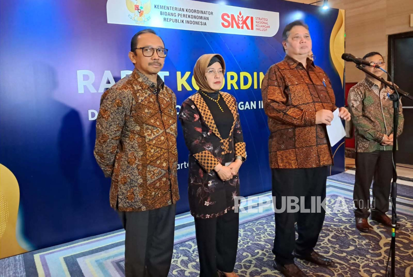 Menko Airlangga Hartarto bersama OJK, Bank Indonesia, dan BPS menggelar Rapat Koordinasi Dewan Nasional Keuangan Inklusif (DNKI) di Jakarta, Jumat (22/3/2024).