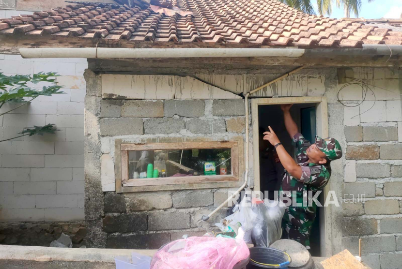 Petugas memeriksa kondisi rumah yang dilaporkan mengalami kerusakan pascagempa di Dusun Sindangsari, Desa Campaka, Kecamatan Cigugur, Kabupaten Pangandaran, Jawa Barat, Kamis (28/12/2023). 