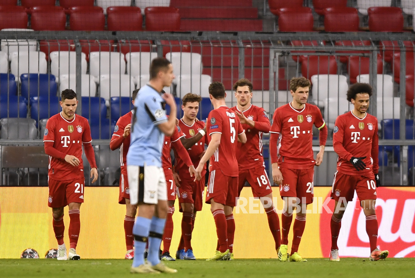  Para pemain Bayern Munich merayakan gol pertamanya di babak 16 besar Liga Champions UEFA, pertandingan sepak bola leg kedua antara Bayern Munich dan SS Lazio di Munich, Jerman, 17 Maret 2021.