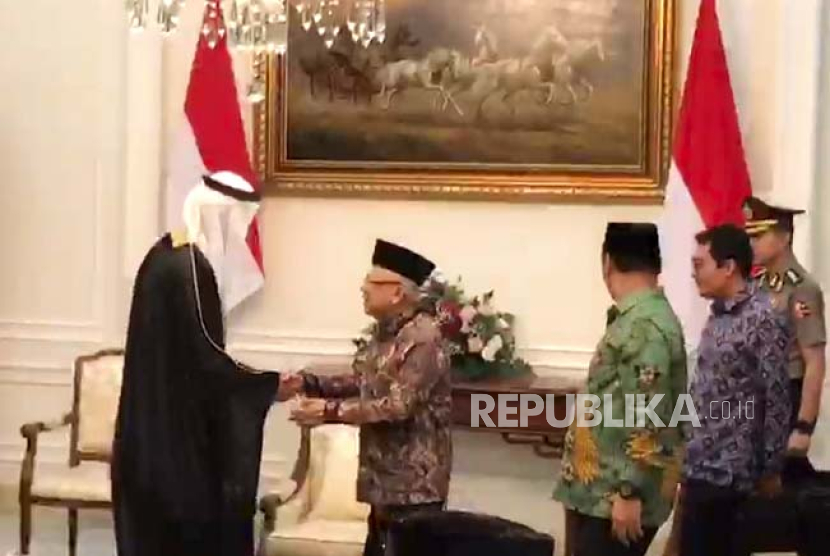 Wapres RI KH Ma’ruf Amin menyambut Menteri Haji dan Umroh Arab Saudi, Tawfiq bin Fawzan Al-Rabiahdi Istana Wapres, Jakarta Pusat, Selasa (30/4/2024).