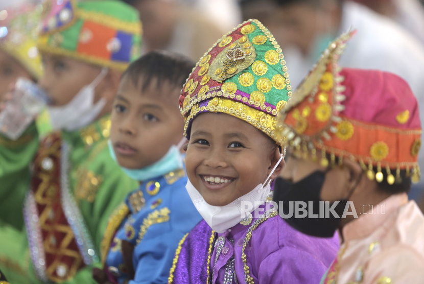 Sejumlah anak mengenakan pakaian adat (ilustrasi). Pemkot Kediri mendata anak yatim piatu yang orangtuanya meninggal akibat Covid-19.