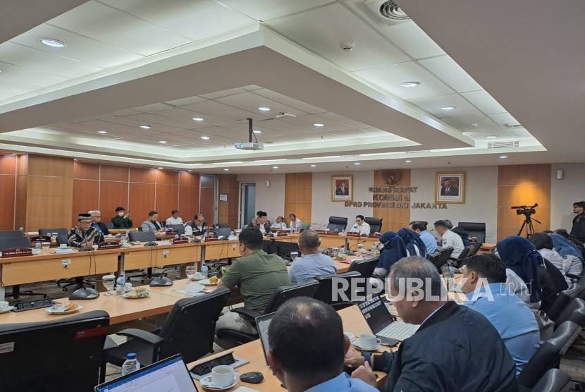 Rapat Komisi B DPRD DKI Jakarta bersama PT Food Station Cipinang Jaya mengenai stok pangan dan harga beras di Gedung DPRD DKI Jakarta, Rabu (8/2/2023). 