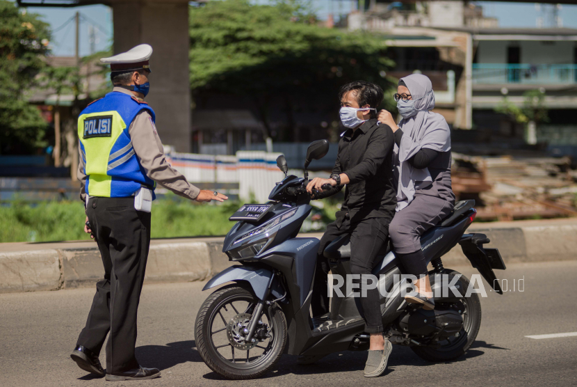 Polda Bantah Warga Kalbar tak Pakai Masker Denda Rp 250 Ribu. Petugas kepolisian memberikan imbauan kepada pengendara untuk menggunakan masker.