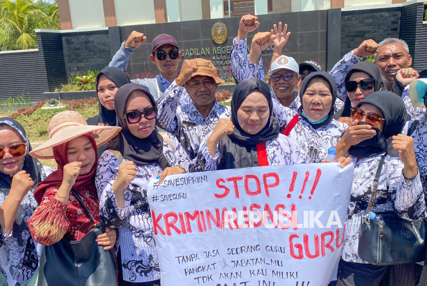  Anggota Persatuan Guru Republik Indonesia (PGRI) membentangkan poster dukungan kepada guru SDN 4 Baito, Supriyani yang menjalani sidang di Konawe Selatan, Sulawesi Tenggara, Kamis (24/10/2024).